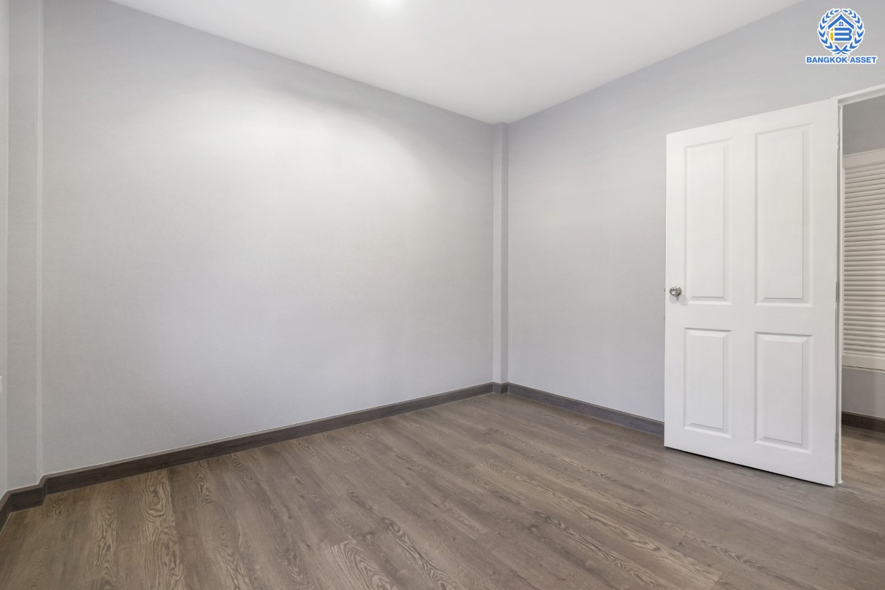 บ้านมือสองตกแต่งใหม่ ม.บางกอกบูเลอวาร์ด ราชพฤกษ์-พระราม5 ดีไซน์สุดหรู หลังมุม เนื้อที่ 61.1 ตร.ว. บนสังคมคุณภาพ SC Asset* ฟังก์ชันพร้อม 3 ห้องนอน 3 ห้องน้ำ จอดรถได้ 2 คัน บนทำเลติดถนนราชพฤกษ์ ใกล้วงเวียนพระรามห้า ,ทางด่วนศรีรัช และเพียง 10 ถึงรถไฟฟ้า "สถานีบางรักใหญ่"...